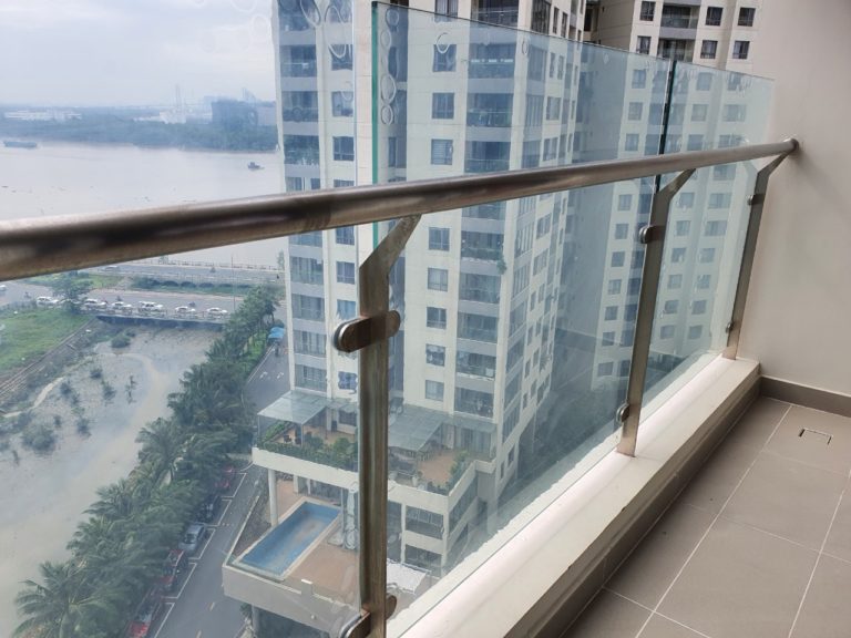 Thi công dán phim cách nhiệt bảo vệ kính